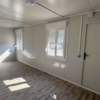 Oficina de obra de 17 m² con persianas enrollables Oficina de obra de 17 m² con persianas enrollables