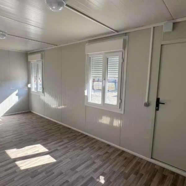 Oficina de obra de 17 m² con persianas enrollables Oficina de obra de 17 m² con persianas enrollables