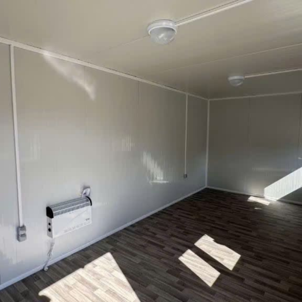 Oficina de obra de 17 m² con persianas enrollables Oficina de obra de 17 m² con persianas enrollables
