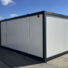 Oficina de obra de 17 m² con persianas enrollables Oficina de obra de 17 m² con persianas enrollables