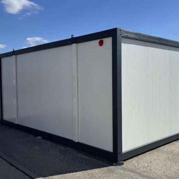 Oficina de obra de 17 m² con persianas enrollables Oficina de obra de 17 m² con persianas enrollables